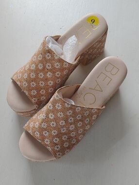 BEACH by MatissebWomen's Floral Daisy Tan Platform Slide Sandals